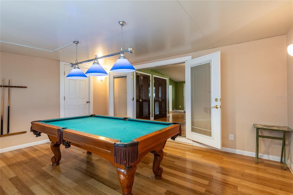 For Sale: $294,900 (1 beds, 1 baths, 864 Square Feet)