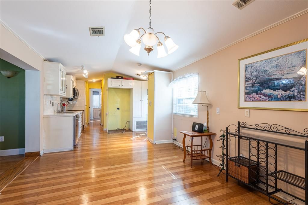 For Sale: $294,900 (1 beds, 1 baths, 864 Square Feet)