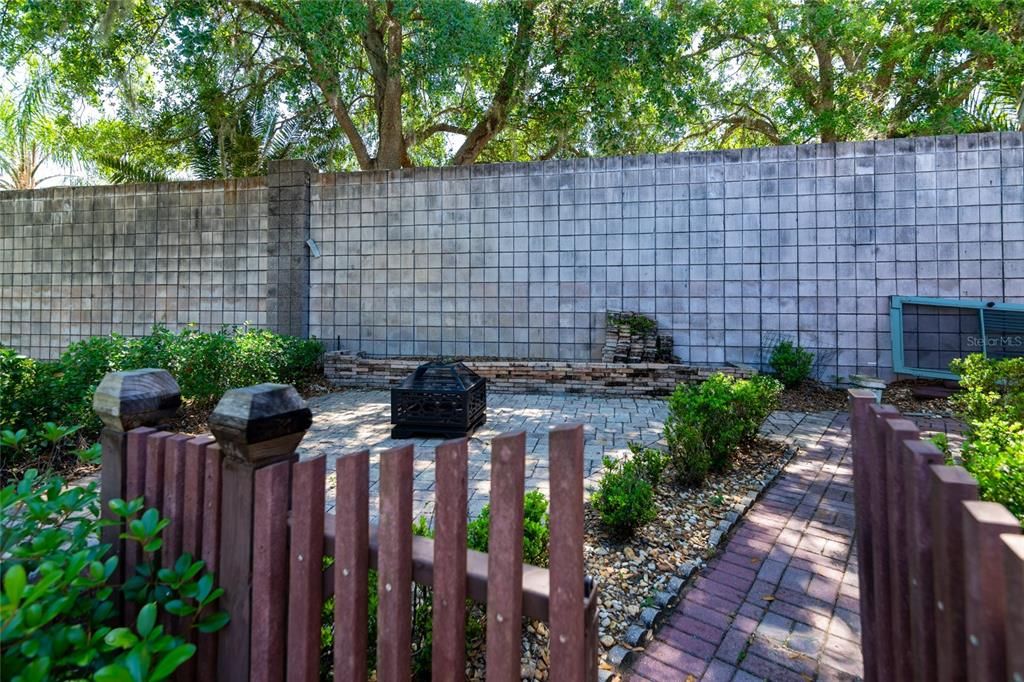 For Sale: $294,900 (1 beds, 1 baths, 864 Square Feet)