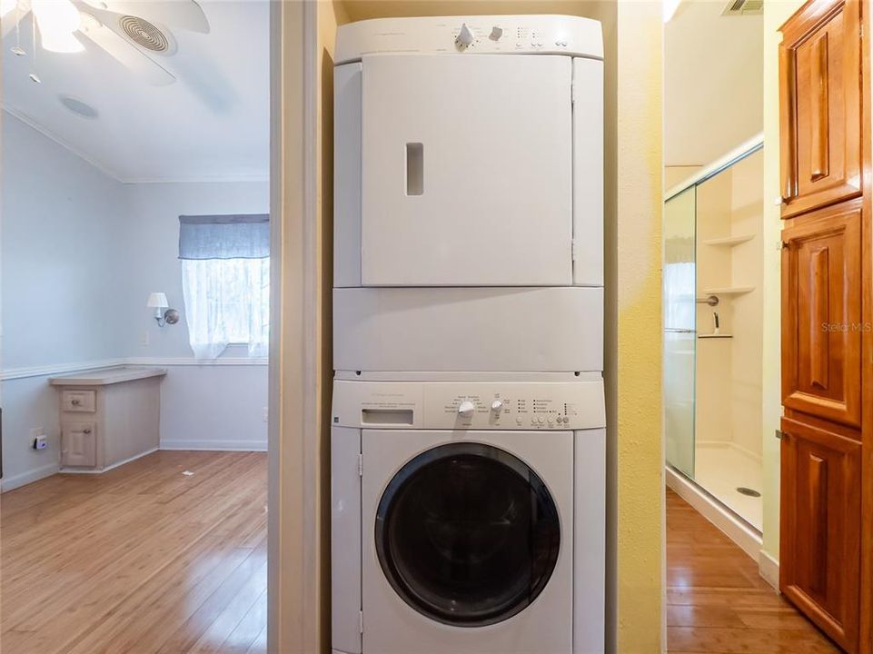 For Sale: $294,900 (1 beds, 1 baths, 864 Square Feet)