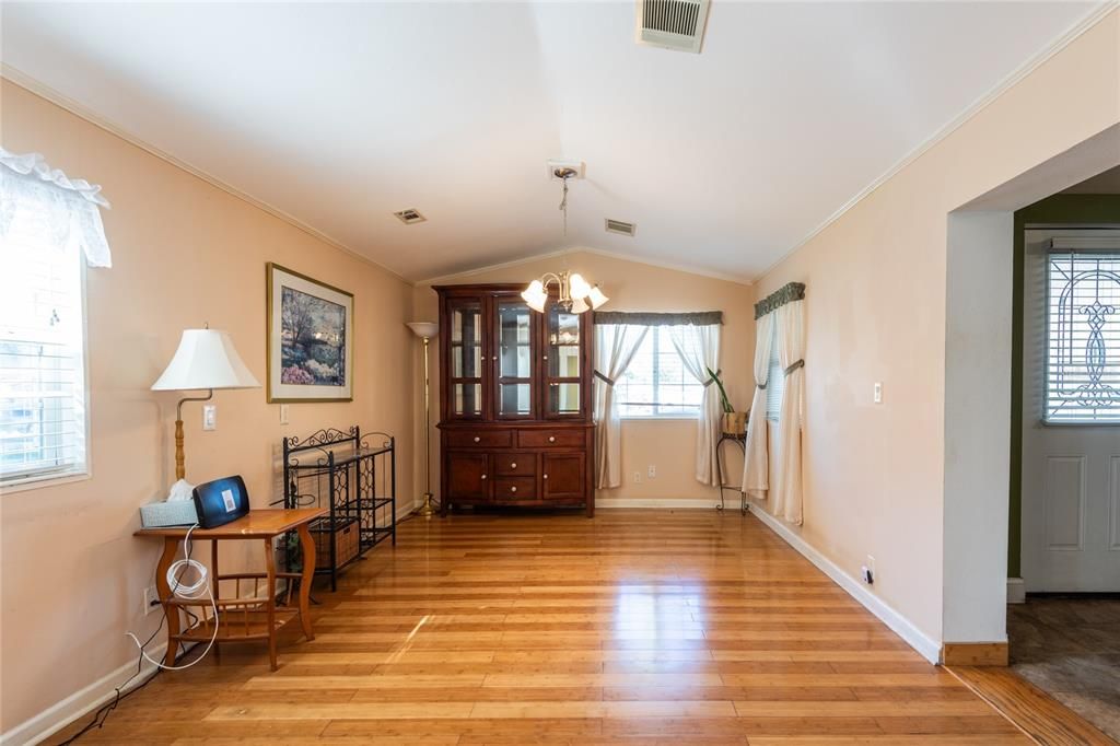 For Sale: $294,900 (1 beds, 1 baths, 864 Square Feet)