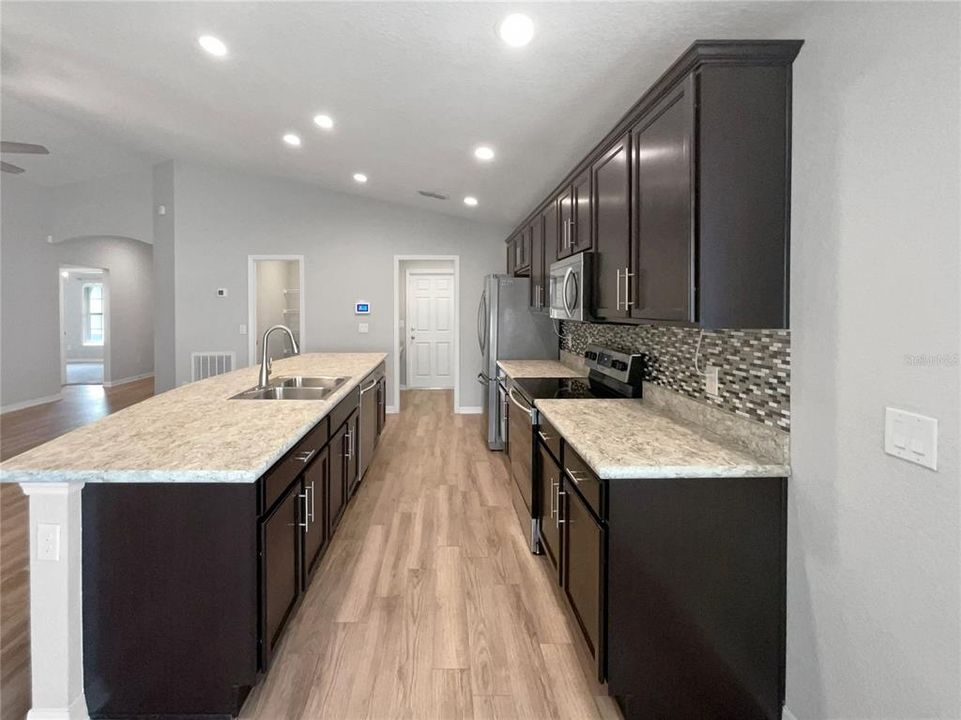 En Venta: $355,000 (4 camas, 2 baños, 1686 Pies cuadrados)