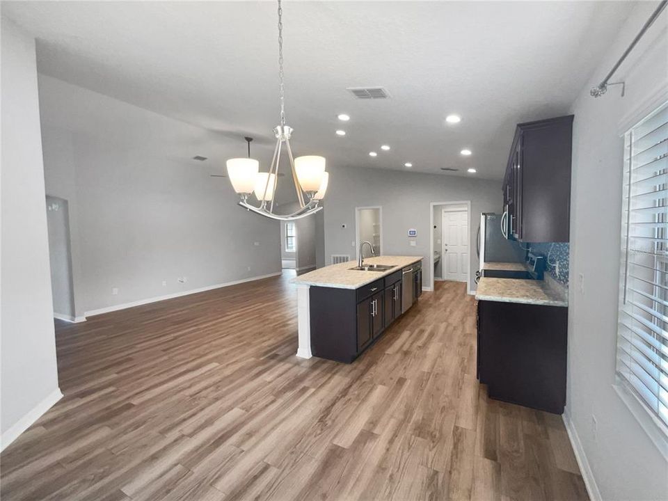 En Venta: $355,000 (4 camas, 2 baños, 1686 Pies cuadrados)