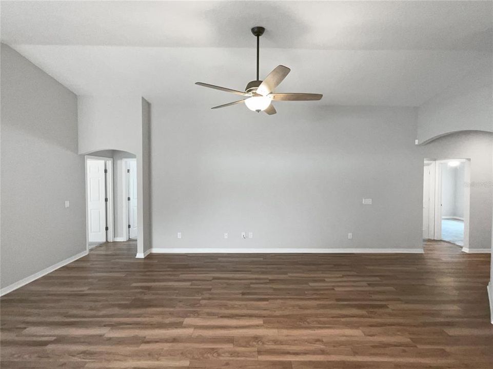 En Venta: $355,000 (4 camas, 2 baños, 1686 Pies cuadrados)