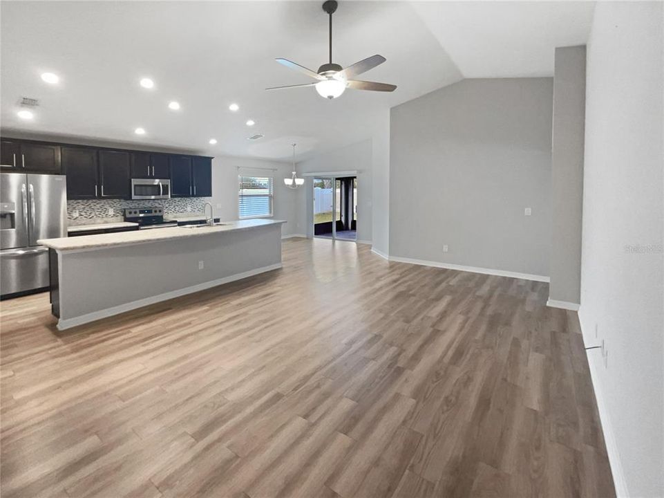 En Venta: $355,000 (4 camas, 2 baños, 1686 Pies cuadrados)