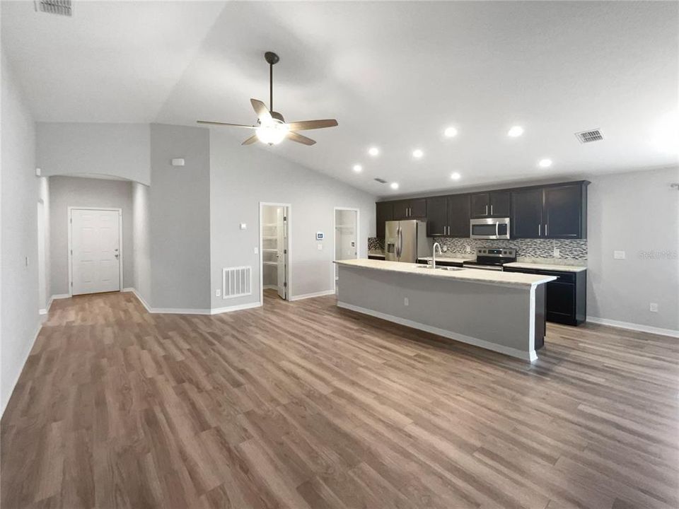 En Venta: $355,000 (4 camas, 2 baños, 1686 Pies cuadrados)