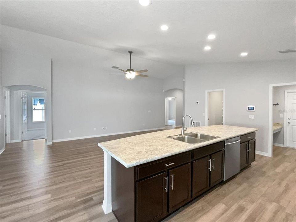 En Venta: $355,000 (4 camas, 2 baños, 1686 Pies cuadrados)