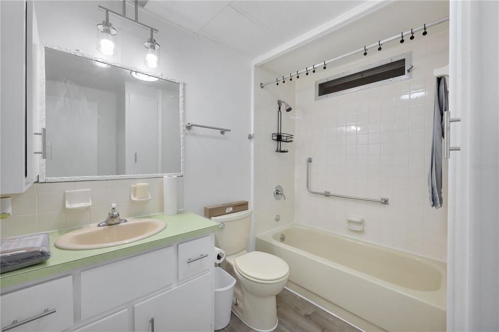 Activo con contrato: $84,500 (2 camas, 2 baños, 864 Pies cuadrados)
