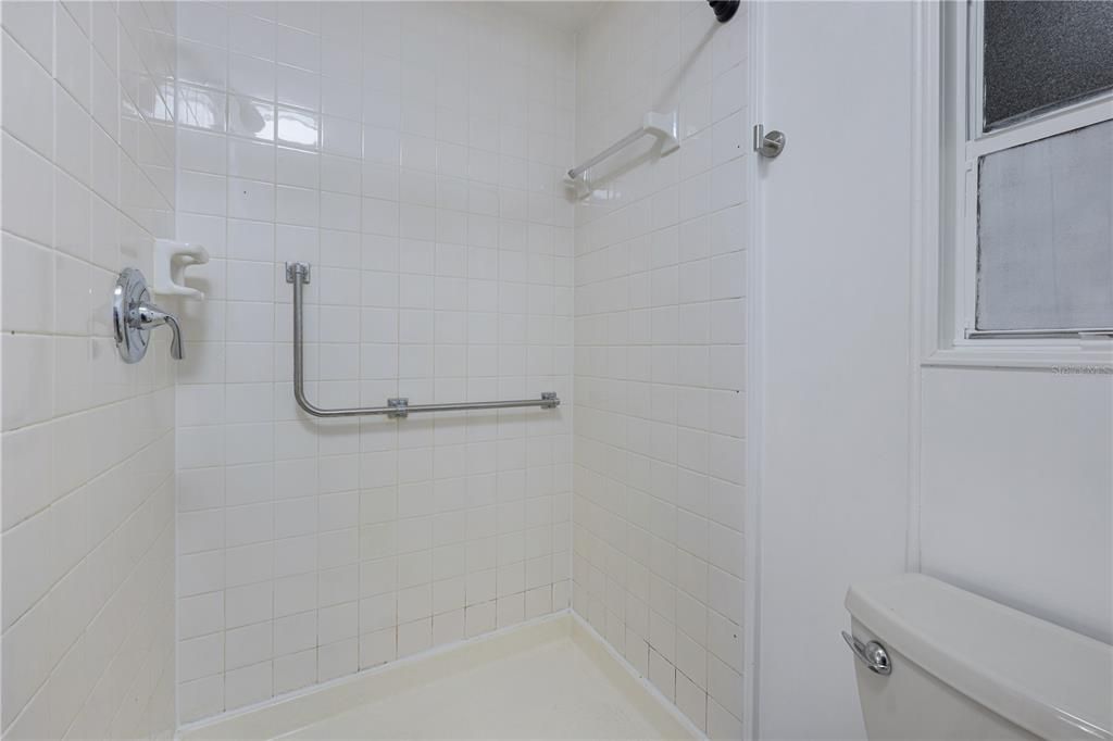 Activo con contrato: $84,500 (2 camas, 2 baños, 864 Pies cuadrados)
