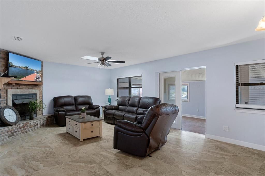 For Sale: $379,000 (2 beds, 2 baths, 1605 Square Feet)