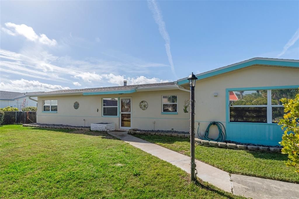 For Sale: $379,000 (2 beds, 2 baths, 1605 Square Feet)