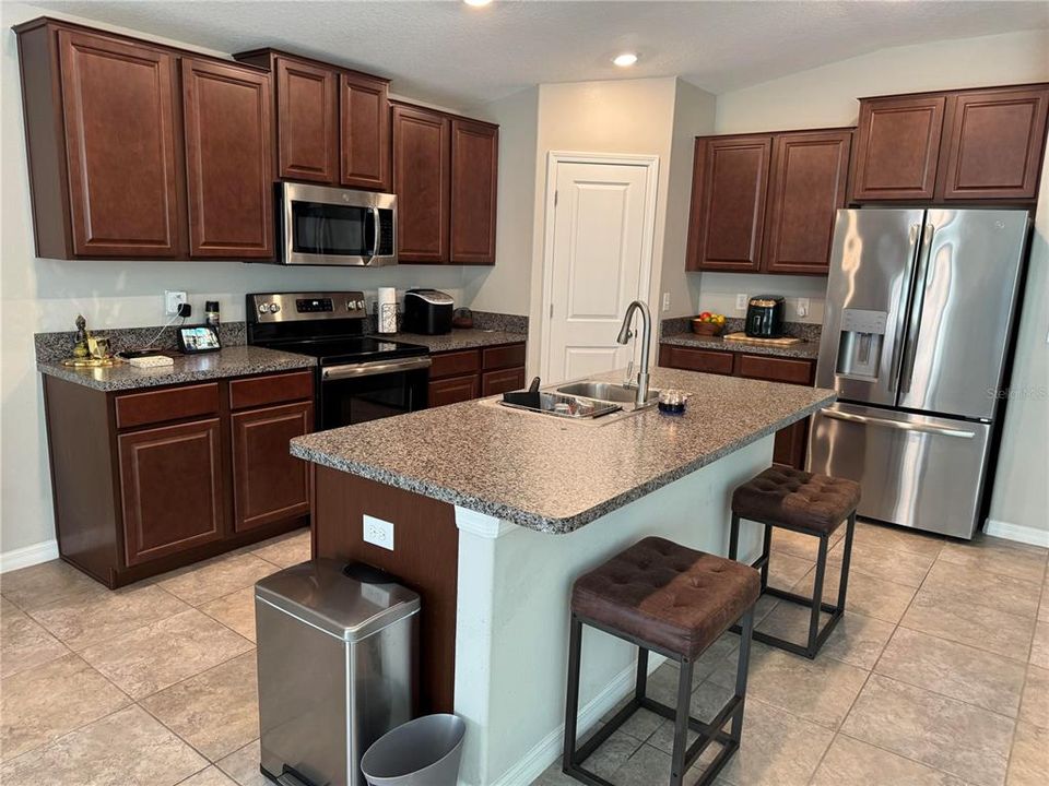 На продажу: $348,000 (4 спален, 2 ванн, 1935 Квадратных фут)