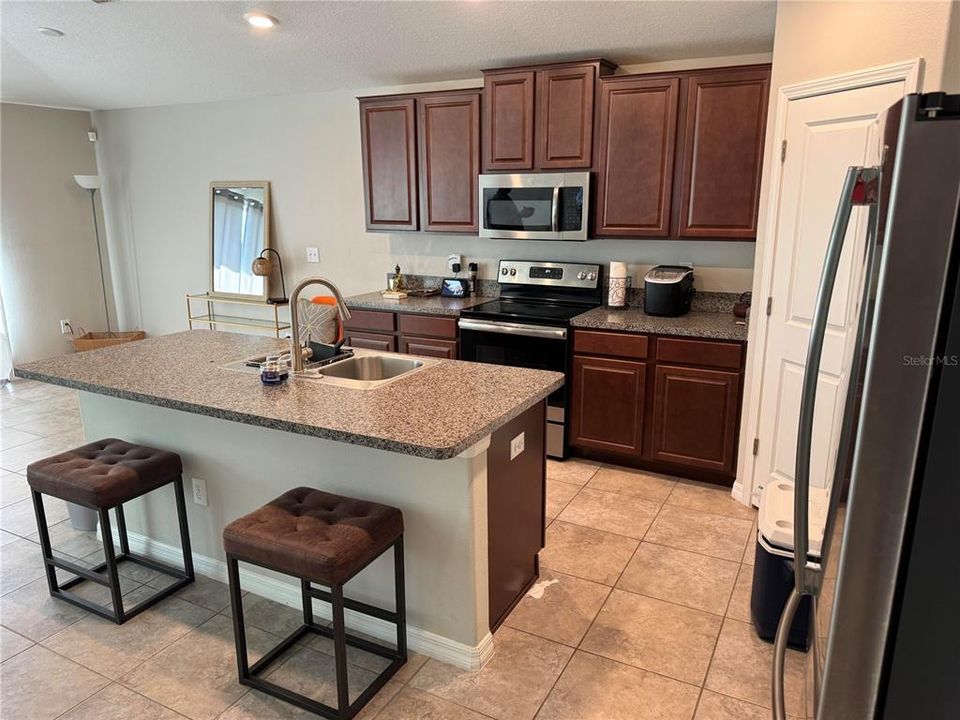 На продажу: $348,000 (4 спален, 2 ванн, 1935 Квадратных фут)