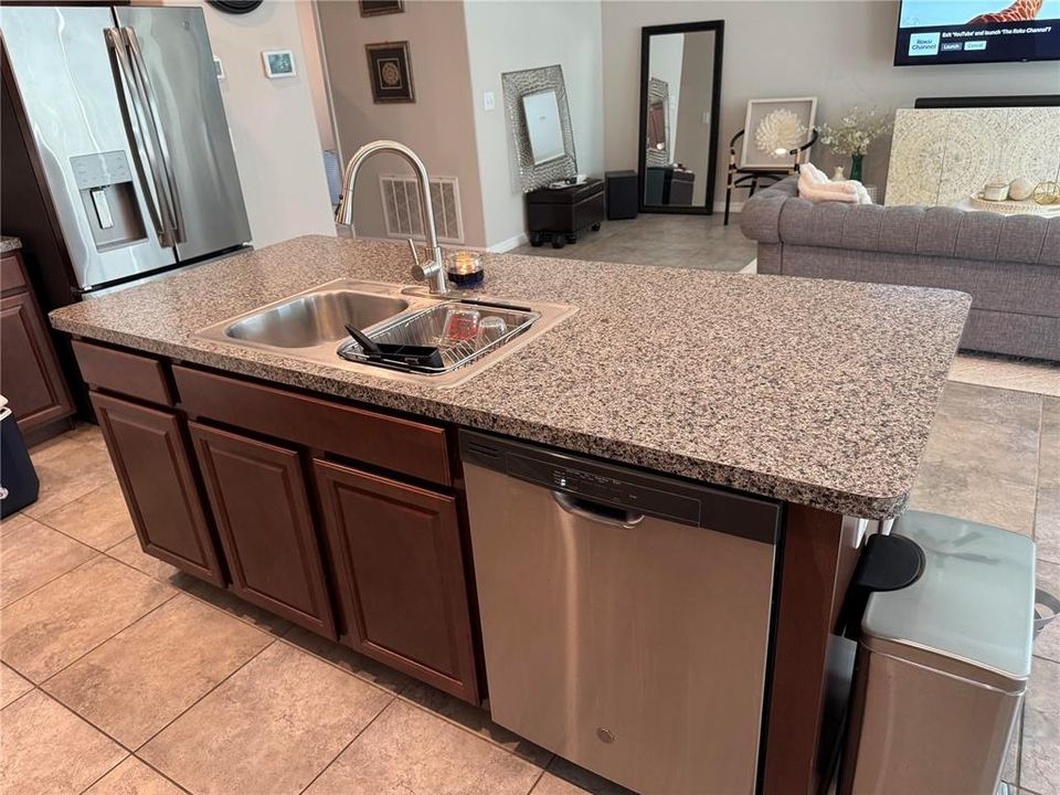 На продажу: $348,000 (4 спален, 2 ванн, 1935 Квадратных фут)