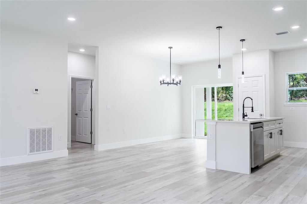 En Venta: $278,900 (3 camas, 2 baños, 1529 Pies cuadrados)