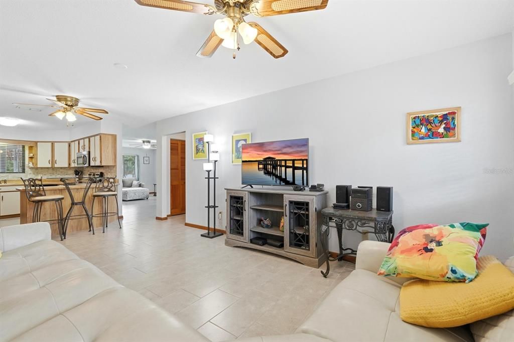 For Sale: $265,000 (2 beds, 2 baths, 1415 Square Feet)