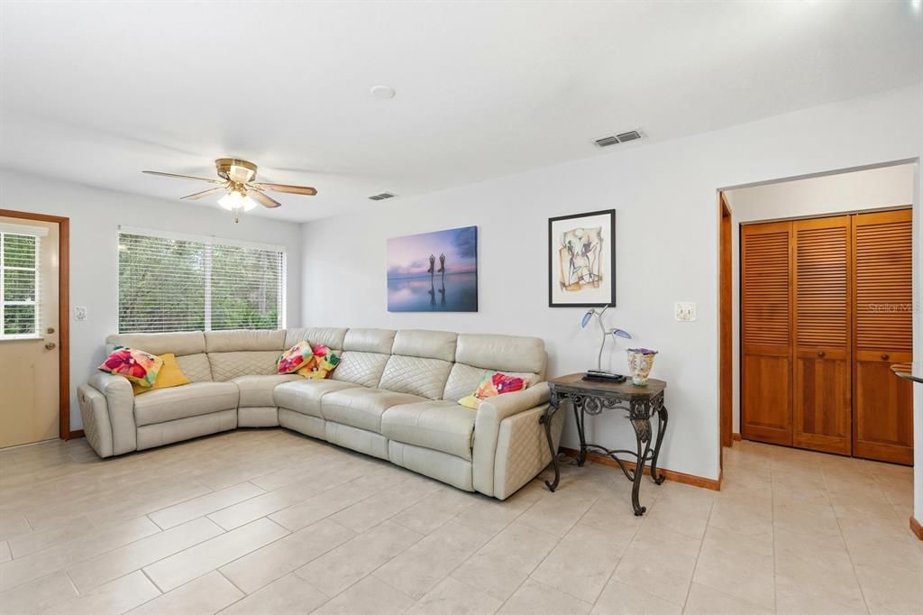 For Sale: $265,000 (2 beds, 2 baths, 1415 Square Feet)