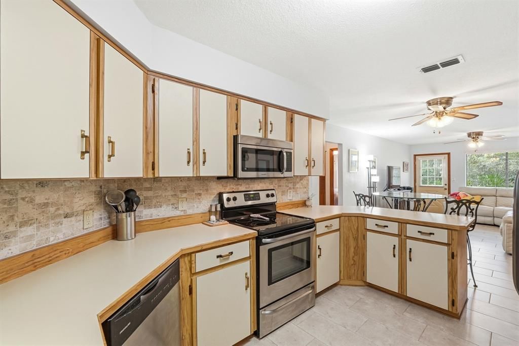 For Sale: $265,000 (2 beds, 2 baths, 1415 Square Feet)