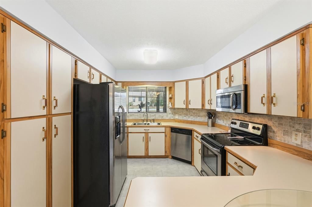 For Sale: $265,000 (2 beds, 2 baths, 1415 Square Feet)