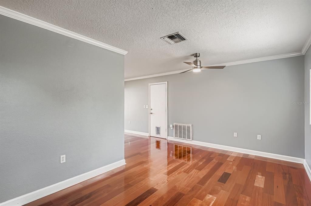 For Sale: $330,000 (2 beds, 1 baths, 848 Square Feet)