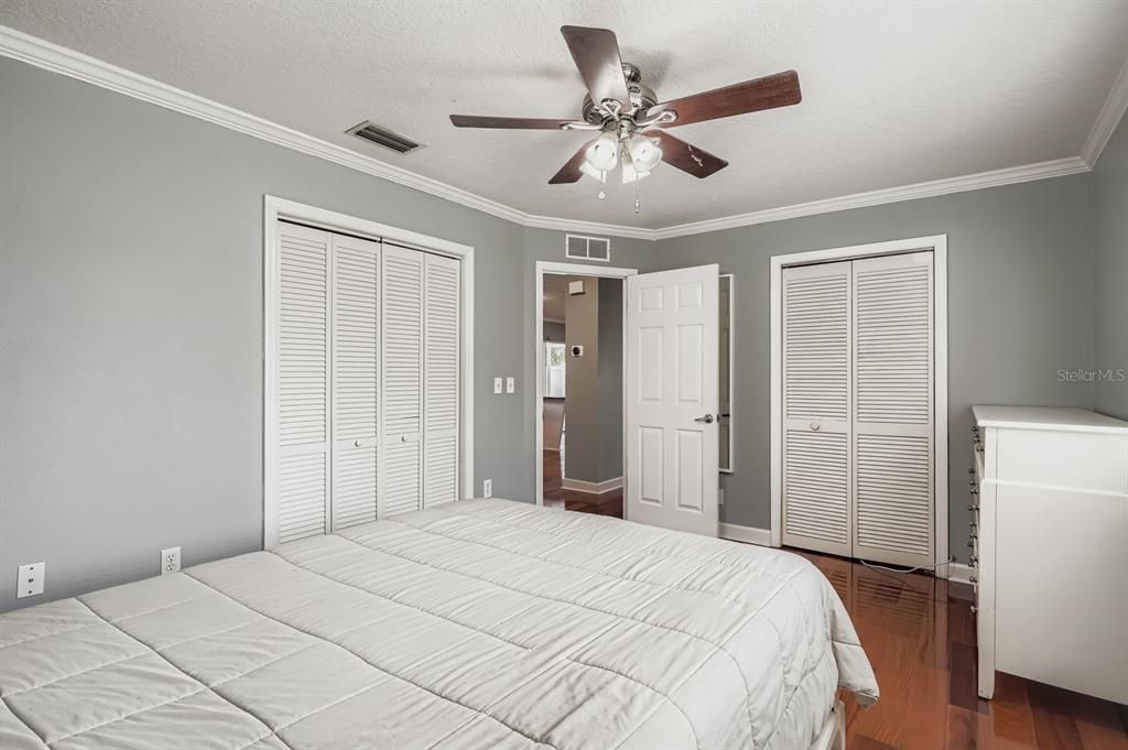 For Sale: $330,000 (2 beds, 1 baths, 848 Square Feet)