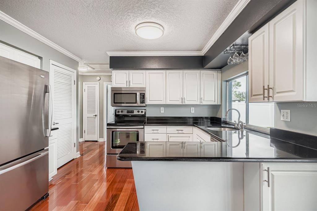 For Sale: $330,000 (2 beds, 1 baths, 848 Square Feet)