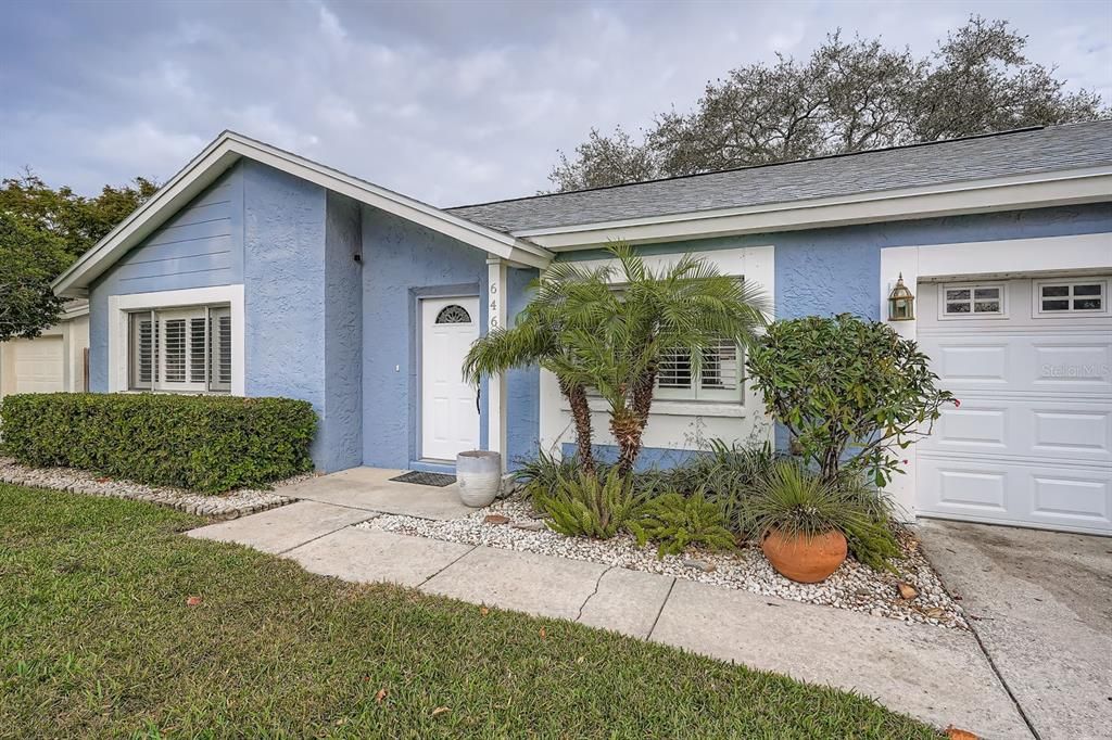 For Sale: $330,000 (2 beds, 1 baths, 848 Square Feet)