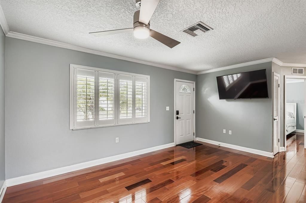 For Sale: $330,000 (2 beds, 1 baths, 848 Square Feet)