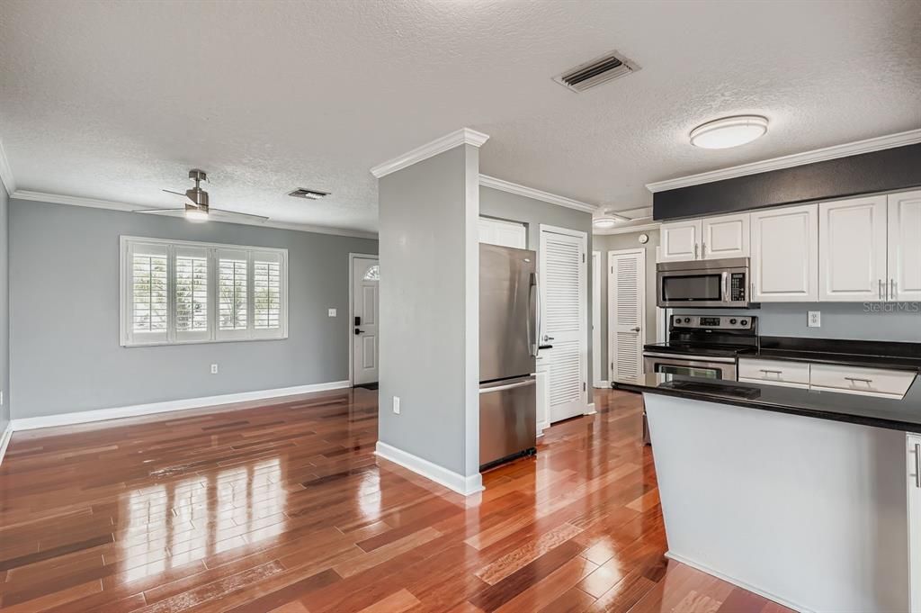 For Sale: $330,000 (2 beds, 1 baths, 848 Square Feet)