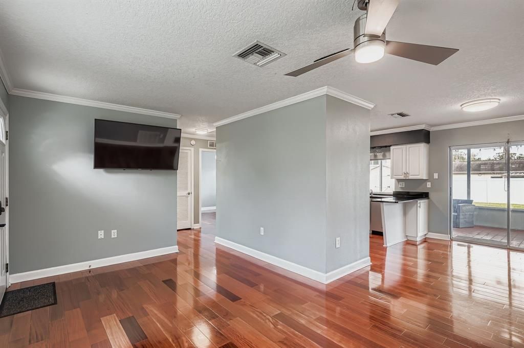 For Sale: $330,000 (2 beds, 1 baths, 848 Square Feet)