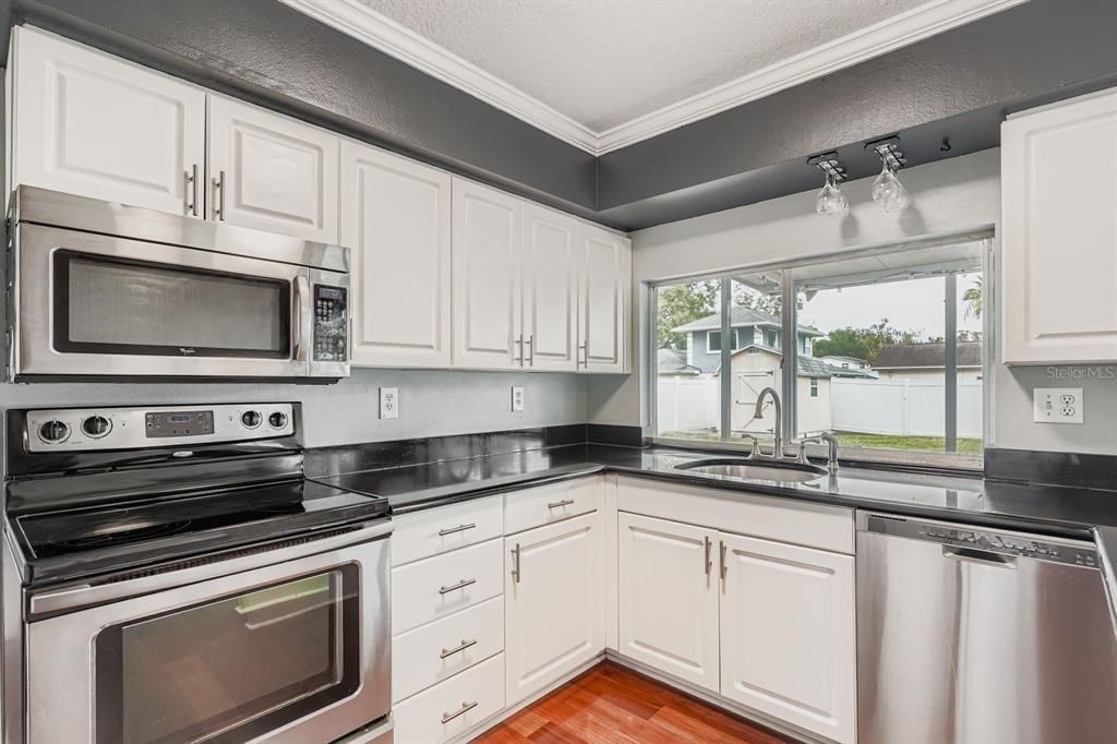 For Sale: $330,000 (2 beds, 1 baths, 848 Square Feet)