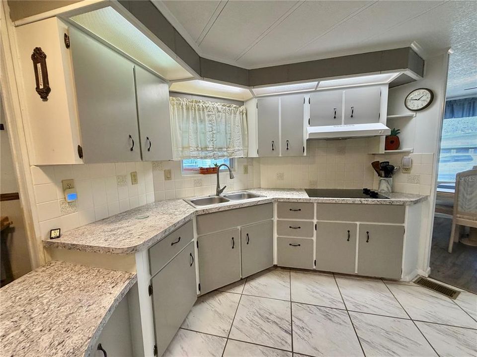 For Sale: $118,500 (2 beds, 2 baths, 1200 Square Feet)