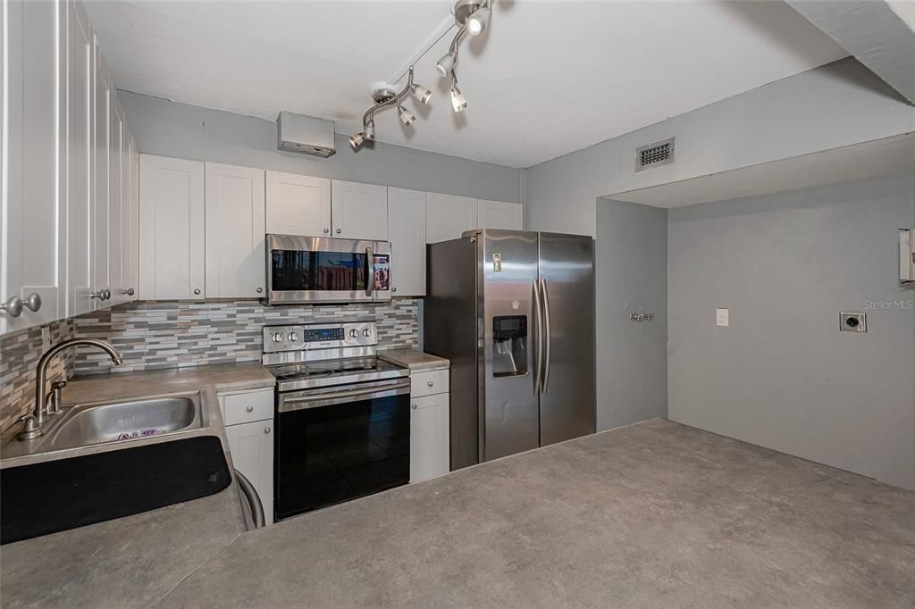 For Sale: $359,900 (3 beds, 1 baths, 1290 Square Feet)