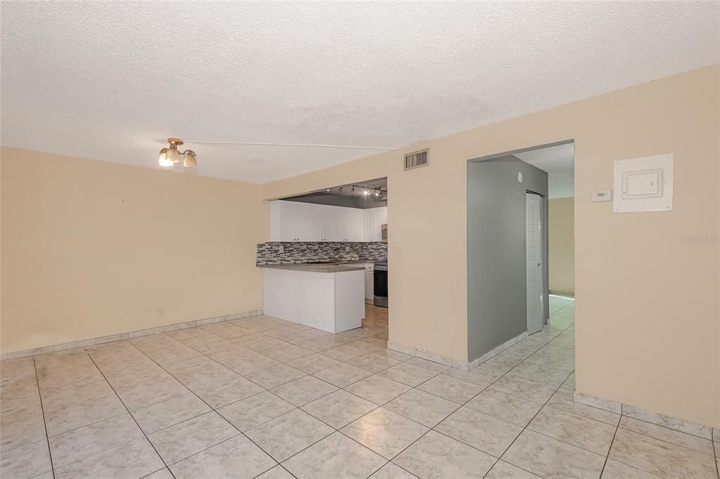For Sale: $359,900 (3 beds, 1 baths, 1290 Square Feet)