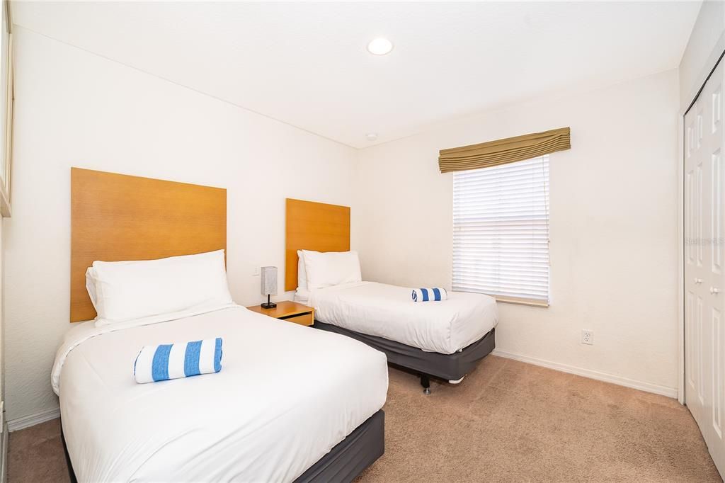 待售: $295,000 (4 贝兹, 3 浴室, 1440 平方英尺)