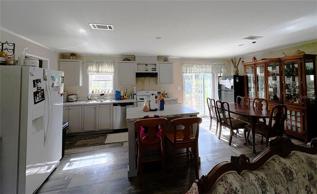 For Sale: $425,000 (3 beds, 2 baths, 1512 Square Feet)