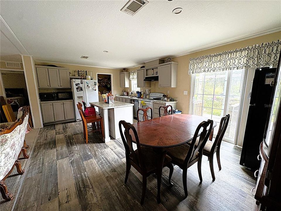 For Sale: $425,000 (3 beds, 2 baths, 1512 Square Feet)