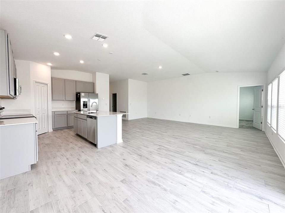 出租: $2,200 (4 贝兹, 2 浴室, 1939 平方英尺)