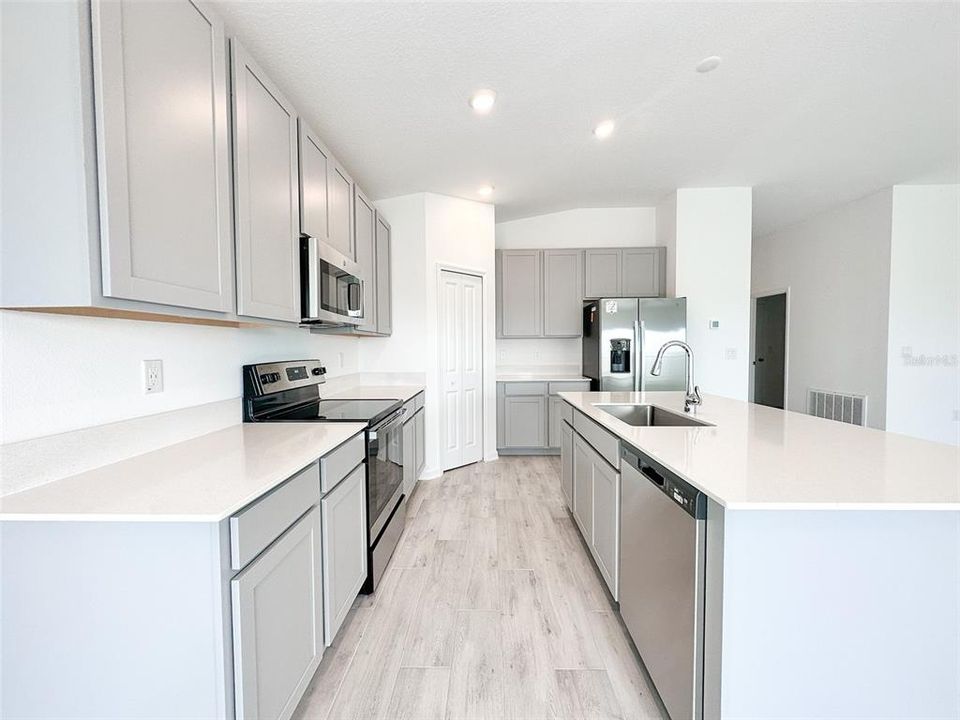 出租: $2,200 (4 贝兹, 2 浴室, 1939 平方英尺)