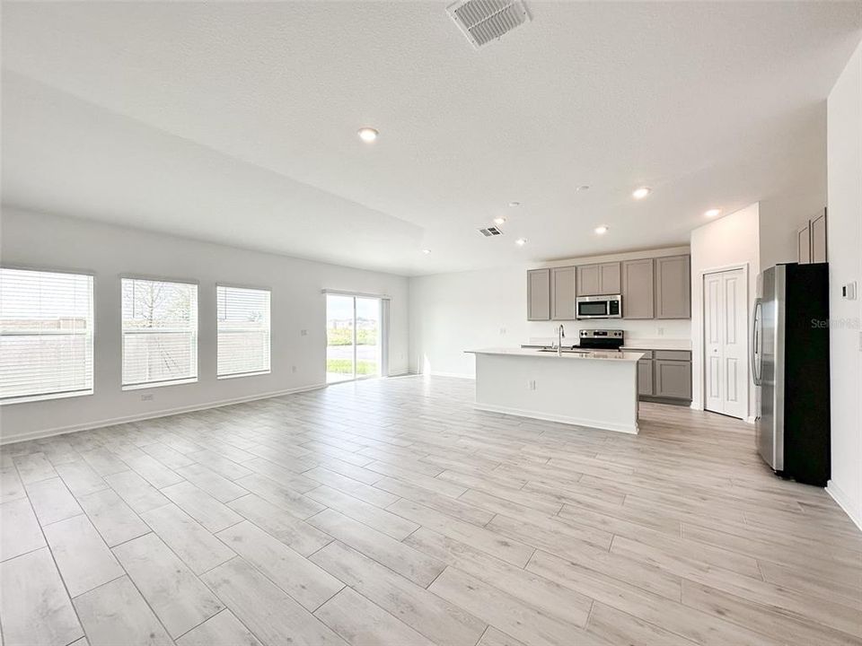 出租: $2,200 (4 贝兹, 2 浴室, 1939 平方英尺)