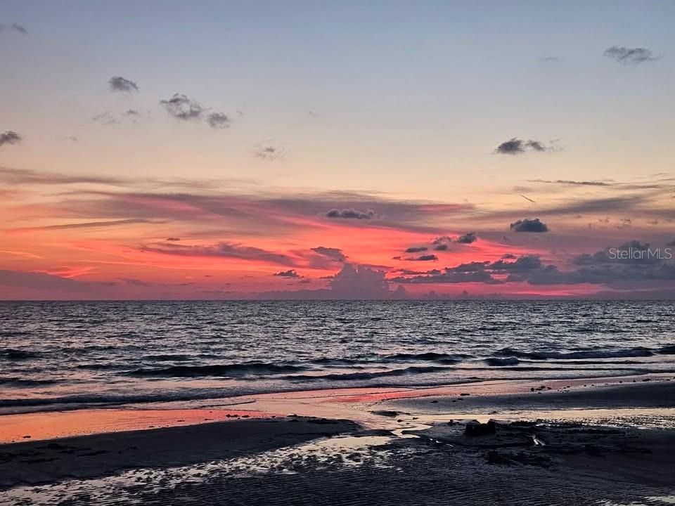 For Sale: $430,000 (1 beds, 1 baths, 995 Square Feet)