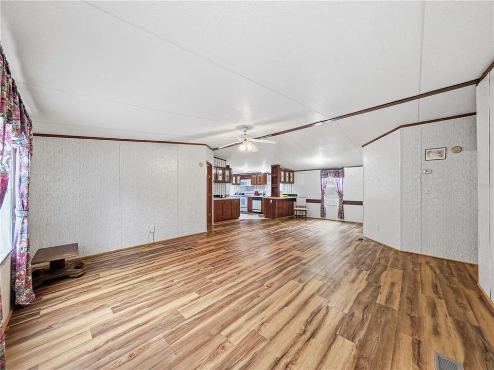 На продажу: $319,900 (3 спален, 2 ванн, 1296 Квадратных фут)