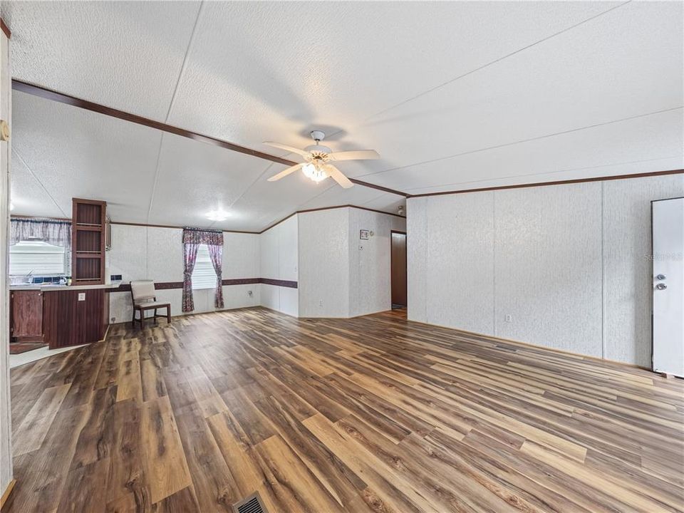 На продажу: $319,900 (3 спален, 2 ванн, 1296 Квадратных фут)