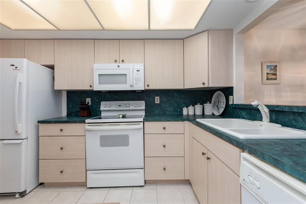 На продажу: $195,000 (2 спален, 2 ванн, 1186 Квадратных фут)