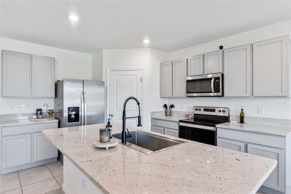 For Rent: $3,000 (5 beds, 3 baths, 2605 Square Feet)