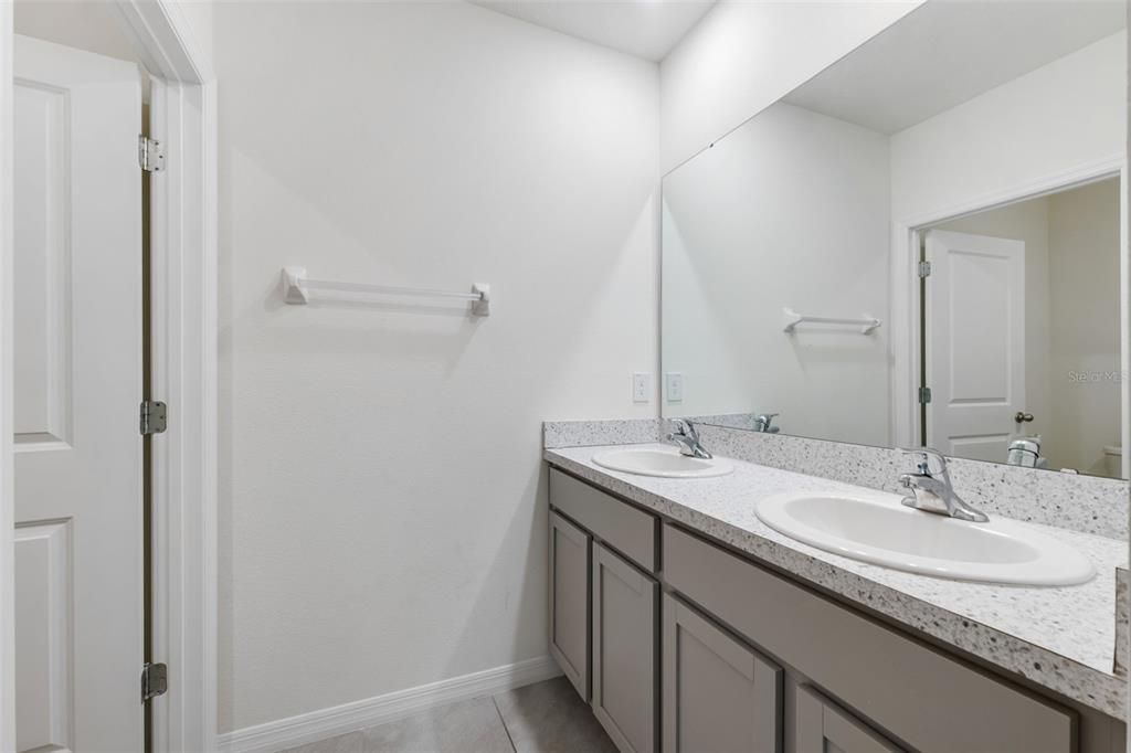 For Rent: $3,000 (5 beds, 3 baths, 2605 Square Feet)