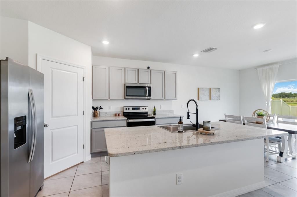 For Rent: $3,000 (5 beds, 3 baths, 2605 Square Feet)