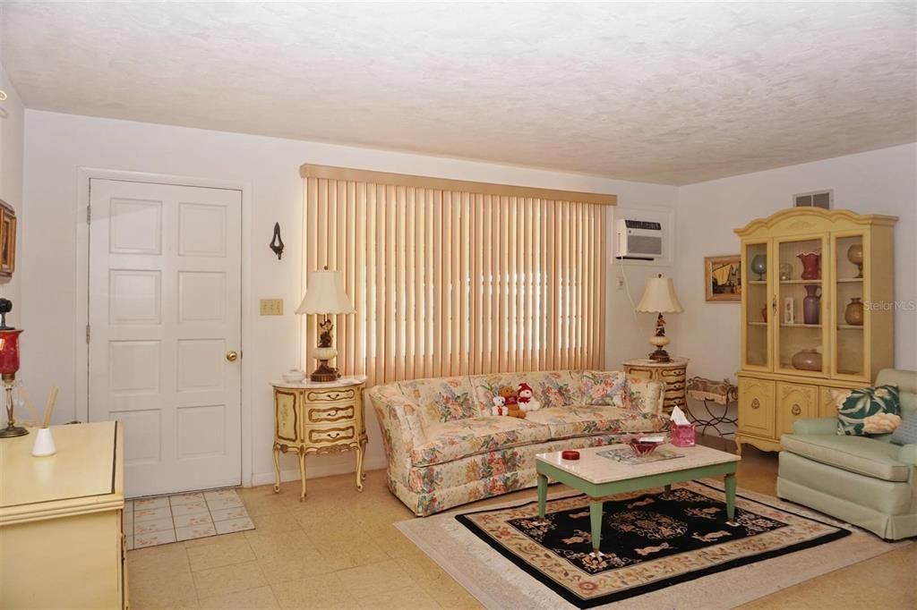 待售: $155,400 (2 贝兹, 1 浴室, 1108 平方英尺)