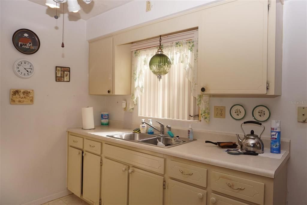 待售: $155,400 (2 贝兹, 1 浴室, 1108 平方英尺)