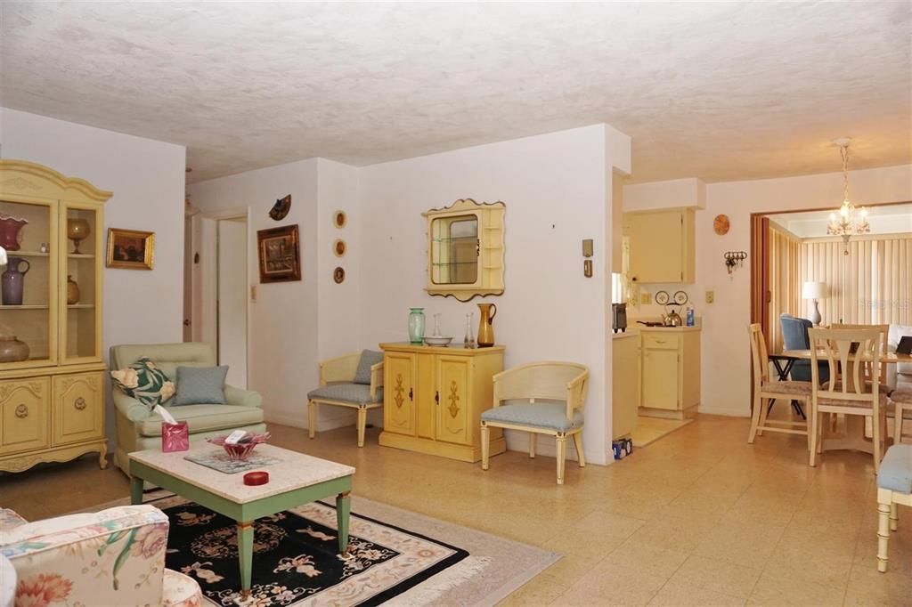 待售: $155,400 (2 贝兹, 1 浴室, 1108 平方英尺)